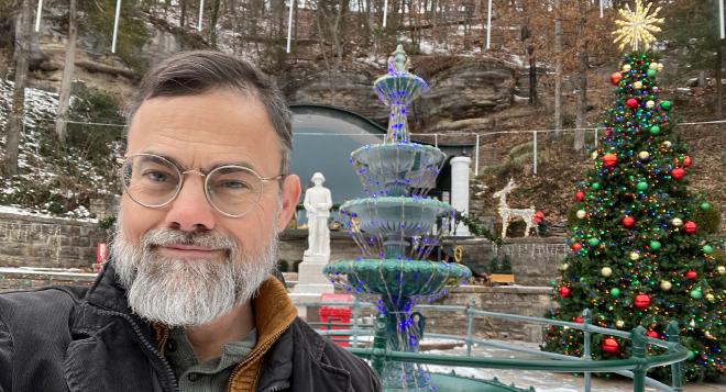 Eureka Springs' Basin Park on Christmas Eve 2022